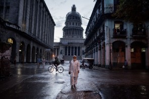Hombre con vestimenta rabe recorre una calle de Cuba