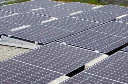 placas solares en un edificio de Donostia