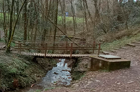 Foto de un rio con el paseo cercano