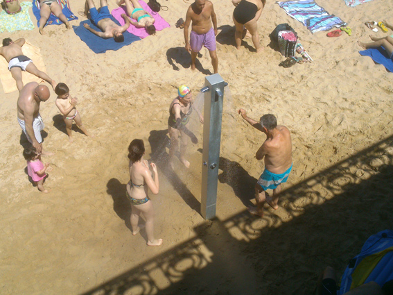 Pertsonak hondartzan