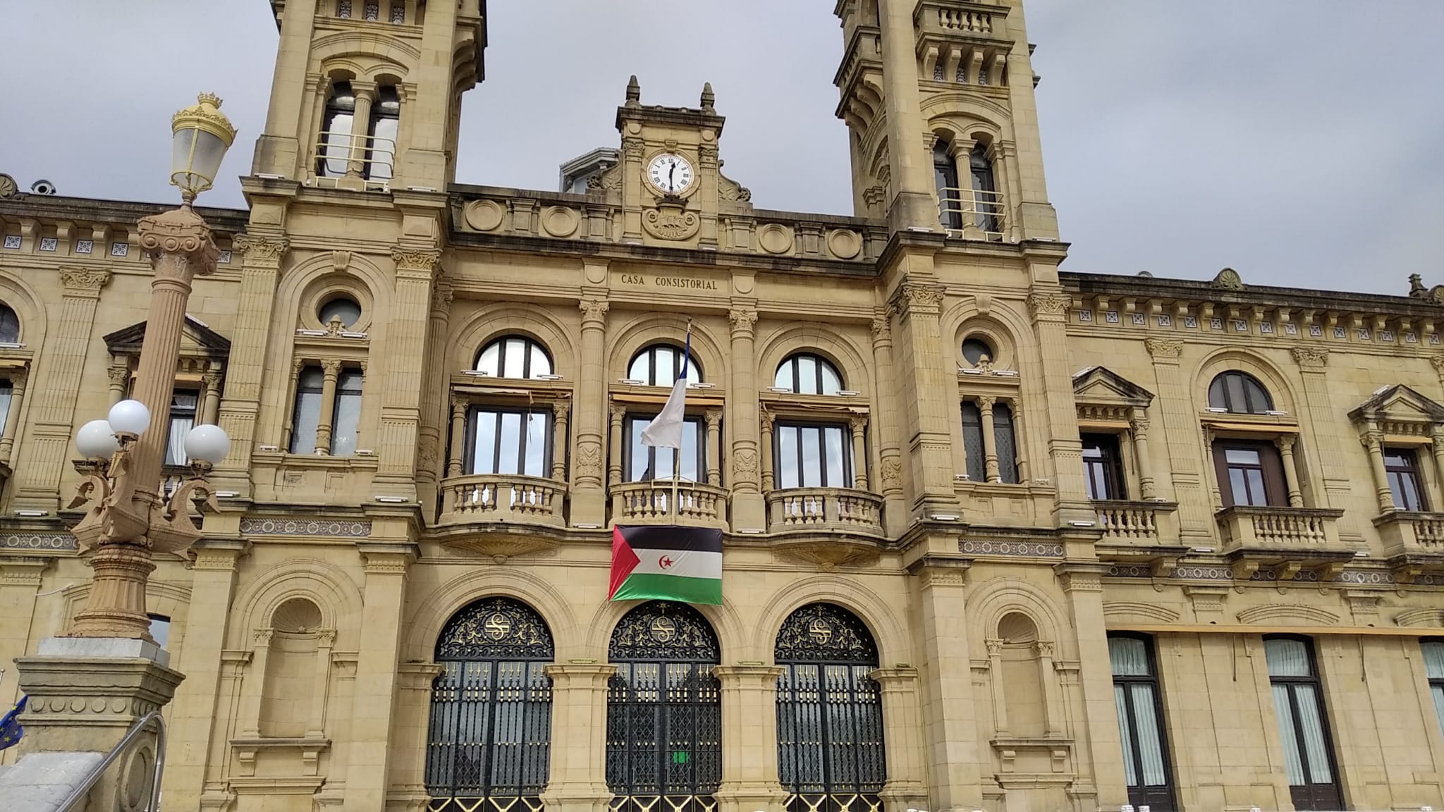 'Declaración institucional y colocación de bandera. República ...' irudia