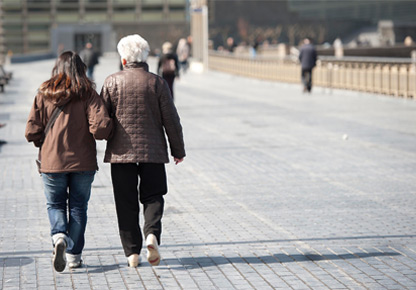 Adineko pertsonak kaletik ibiltzen