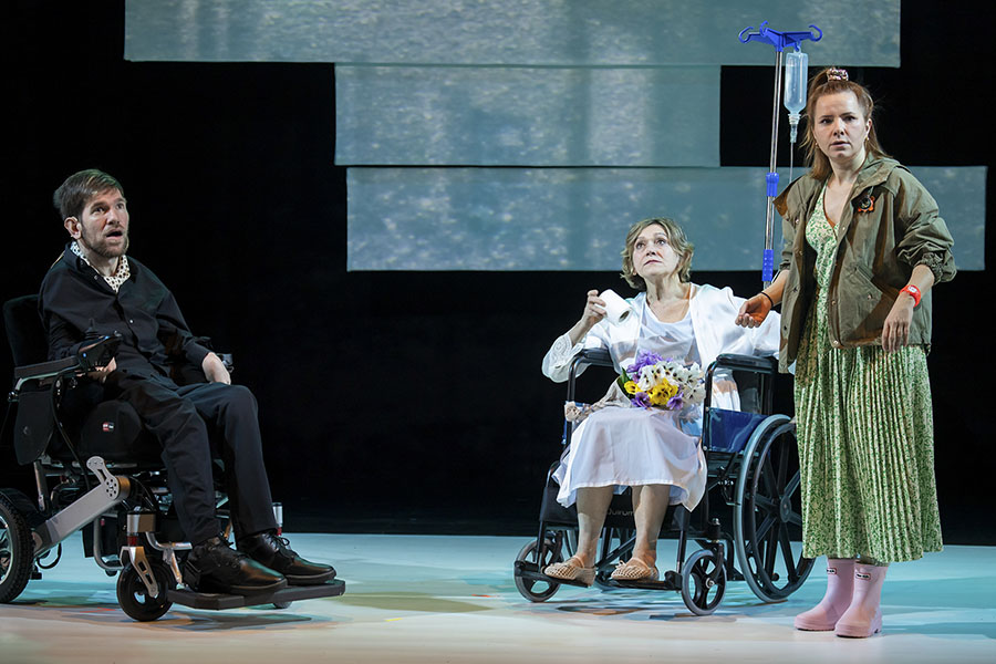 dFeria: '¿Sabes que las flores de plástico nunca han vivido, verdad?'