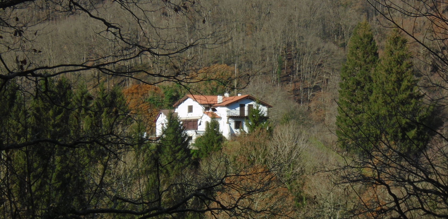 Albergue de Artikutza en medio de un paisaje de montaña otoñal