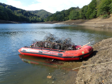 Una lancha motora en el embalse