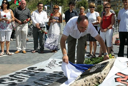 Placa en Sagües en recuerdo a las víctimas del franquismo