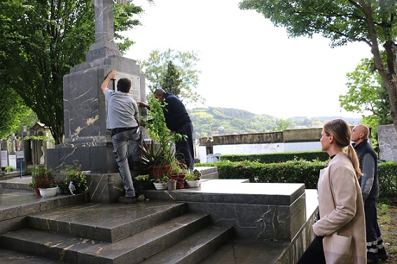 Retirada la placa del mausoleo franquista de Polloe