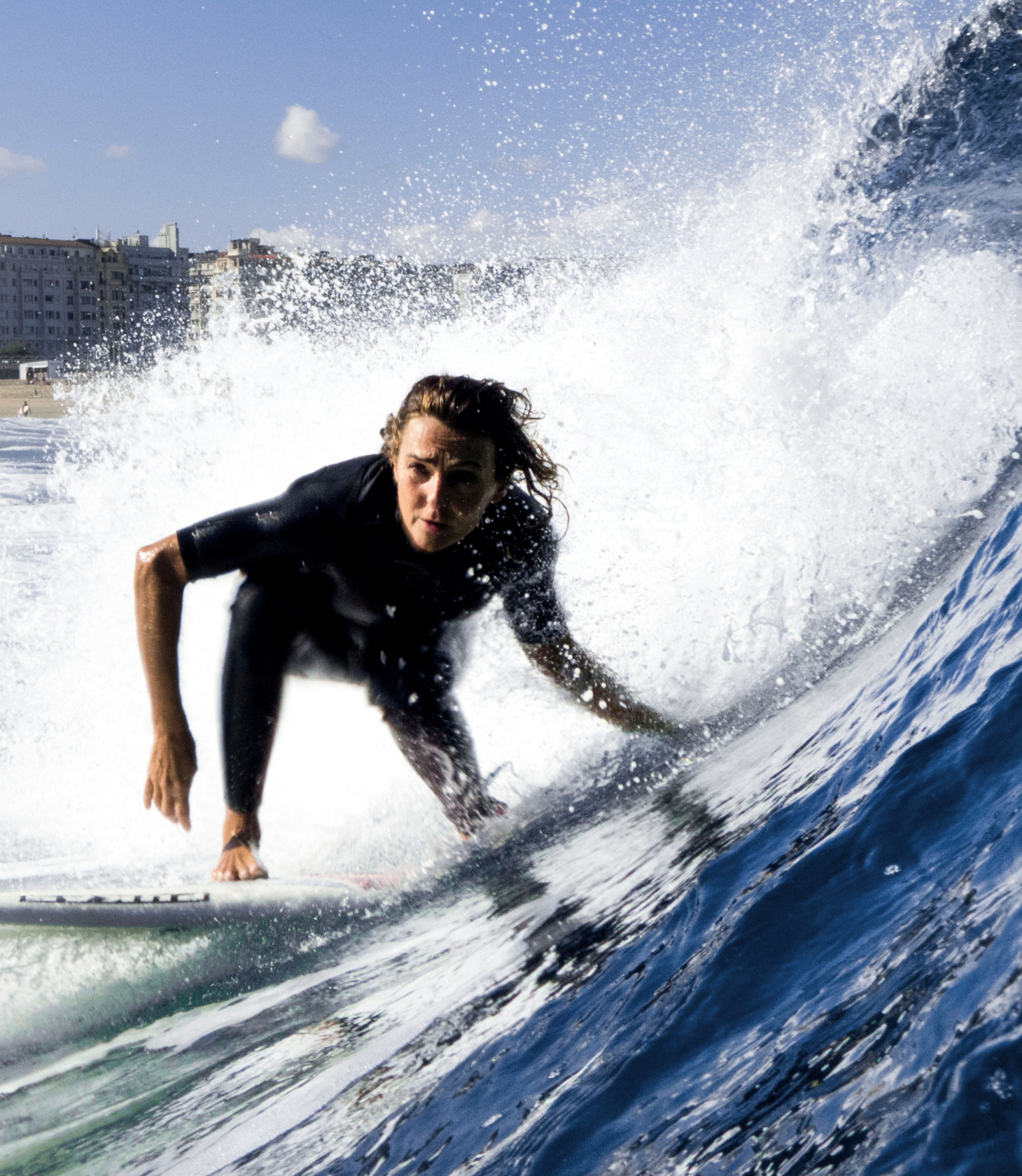 emakumea_surf_egiten_donostian