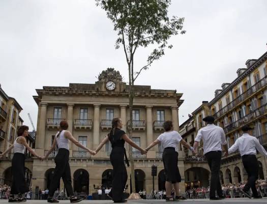 Fiestas de San Juan: 'Esku Dantza de autoridades'