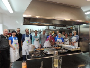 Participantes posan frente a una cocina